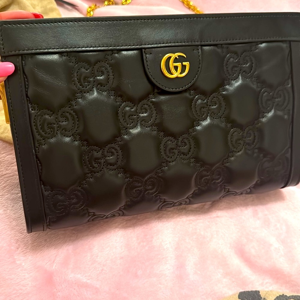 🖤Matelassé leather cross-body bag. Never been worn. 💯 Authentic